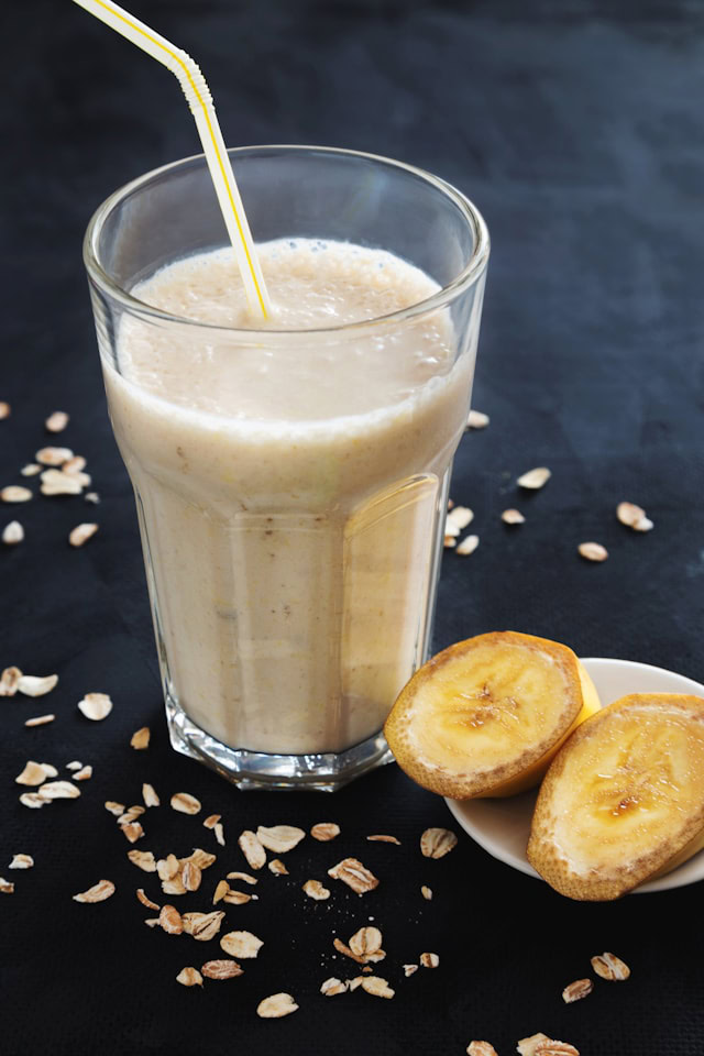 A milkshake with Bananas by it